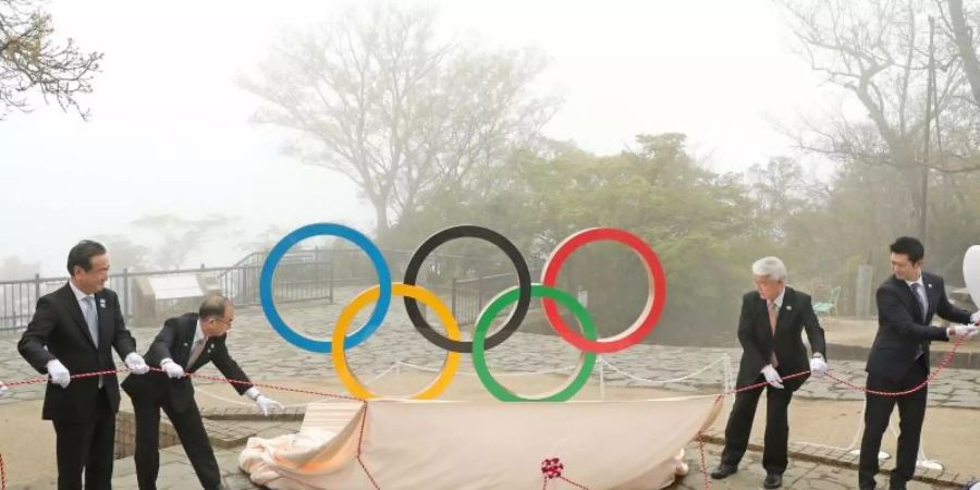 Eine Installation der olympischen Ringe wird 100 Tage vor den Olympischen Spielen in Tokio auf dem Gipfel des Berges Takao enthüllt. Foto: -/kyodo/dpa