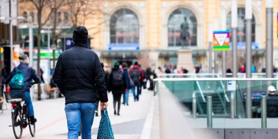 Für viele Verbraucher entfallen Kinobesuche und lange Urlaubsreisen während der Pandemie. Das Konsumverhalten vieler Menschen hat sich allerdings auch darüber hinaus verändert. Foto: Moritz Frankenberg/dpa
