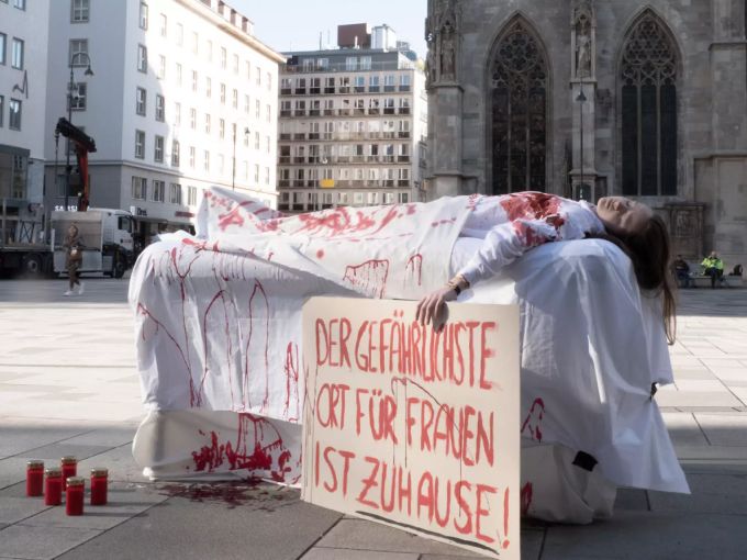 Eine Frau demonstriert gegen häusliche Gewalt in Wien, Österreich. Häusliche Gewalt
