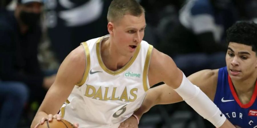 Kristaps Porzingis (l) von den Dallas Mavericks setzt sich gegen Killian Hayes von den Detroit Pistons durch. Foto: Duane Burleson/AP/dpa