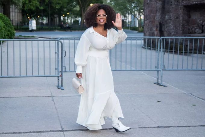 Oprahs Vermögen wird aktuell auf schlappe 2,7 Milliarden Dollar geschätzt. oprah winfrey meghan markle