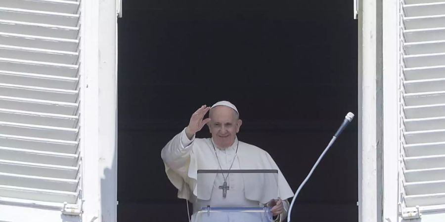 ARCHIV - Papst Franziskus erteilt seinen Segen während eines Mittagsgebet Regina Coeli vom Fenster seines Studios. Foto: Andrew Medichini/AP/dpa