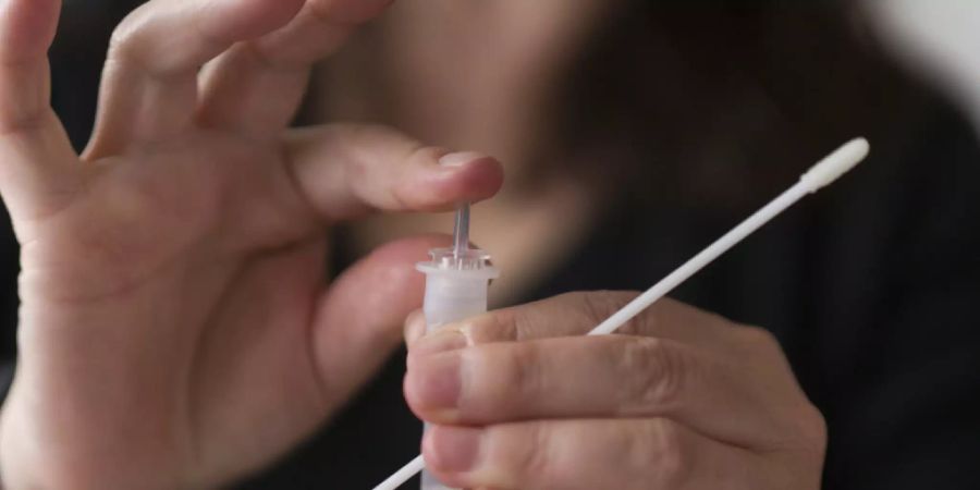 Eine Frau macht einen Antigen-Selbsttest mit Nasenabstrich bei sich zu Hause, am Mittwoch in Zürich.