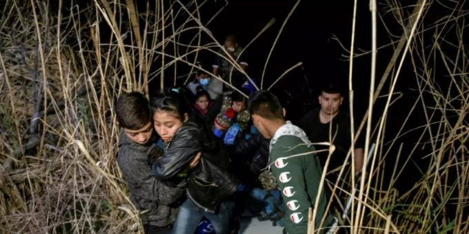 Migranten überqueren Grenze zu Mexiko Migranten überqueren Grenze zu Mexiko