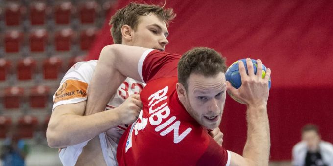 Dänemarks Mathias Gisel im Duell mit dem Schweizer Lenny Rubin. Schweizer Nati