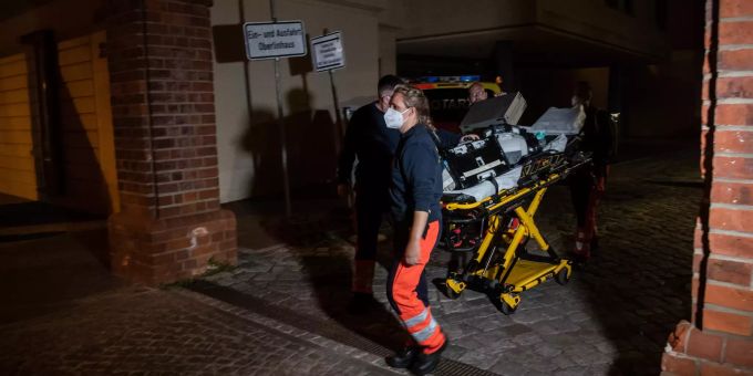 Sanitäter verlassen das Gelände der Oberlinklinik in Potsdam (D). potsdam klinik sanitäter