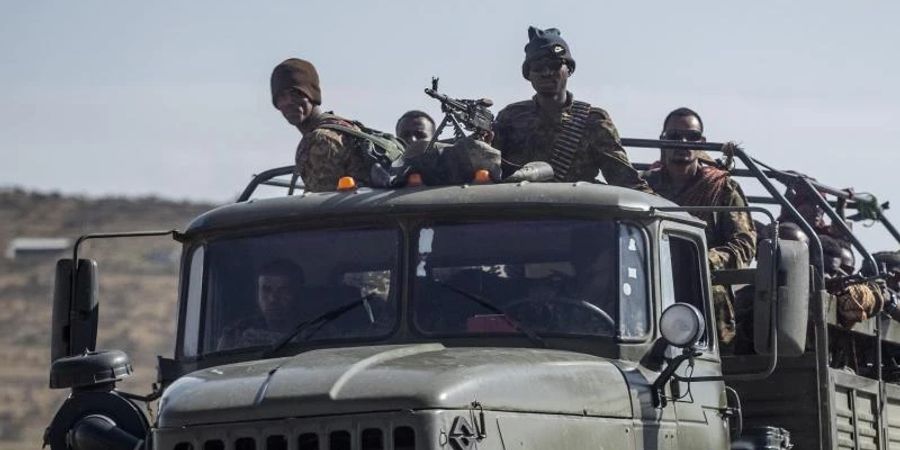 Äthiopische Regierungssoldaten fahren auf einem Lastwagen durch die Region Tigray im Norden Äthiopiens. Foto: Ben Curtis/AP/dpa