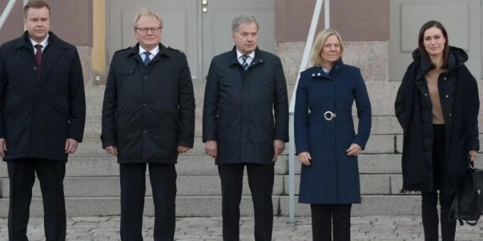 Sauli Niinistö (M), Präsident von Finnland, Sanna Marin (r), Ministerpräsidentin von Finnland, und Antti Kaikkonen (l), Verteidigungsminister von Finnland, stehen vor einem gemeinsamen Treffen mit Magdalena Andersson (2.v.r), Ministerpräsidentin von Schweden, und Peter Hultqvist (2.v.l), Verteidigungsminister von Schweden, zusammen. Foto: Mikko Stig/Lehtikuva/AP/dpa Sauli Niinistö (M), Präsident von Finnland, Sanna Marin (r), Ministerpräsidentin von Finnland, und Antti Kaikkonen (l), Verteidigungsminister von Finnland, stehen vor einem gemeinsamen Treffen mit Magdalena Andersson (2.v.r), Ministerpräsidentin von Schweden, und Peter Hultqvist (2.v.l), Verteidigungsminister von Schweden, zusammen. Foto: Mikko Stig/Lehtikuva/AP/dpa