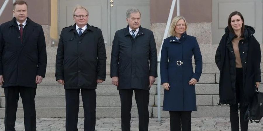 Sauli Niinistö (M), Präsident von Finnland, Sanna Marin (r), Ministerpräsidentin von Finnland, und Antti Kaikkonen (l), Verteidigungsminister von Finnland, stehen vor einem gemeinsamen Treffen mit Magdalena Andersson (2.v.r), Ministerpräsidentin von Schweden, und Peter Hultqvist (2.v.l), Verteidigungsminister von Schweden, zusammen. Foto: Mikko Stig/Lehtikuva/AP/dpa