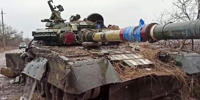 Zerstörter ukrainischer Panzer auf einem von russischer Seite veröffentlichten Foto Zerstörter ukrainischer Panzer auf einem von russischer Seite veröffentlichten Foto