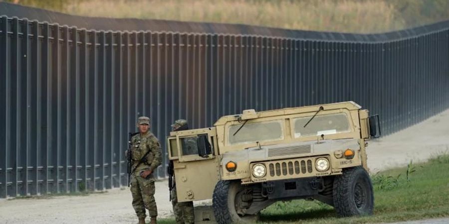 Bewaffnete Nationalgardisten stehen neben einem Militärfahrzeug in der US-Grenzstadt Del Rio. (Archivbild). Foto: Eric Gay/AP/dpa