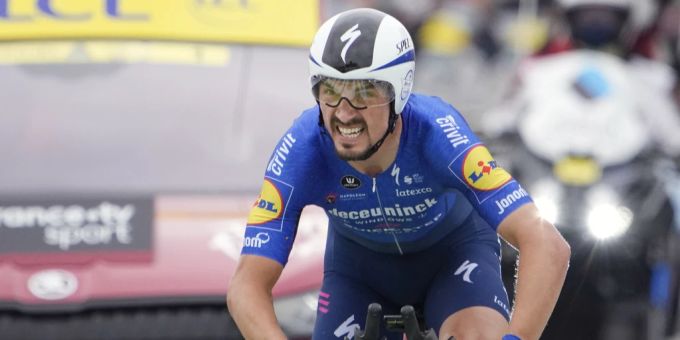 Schwerer Sturz - Weltmeister Alaphilippe bei Sturz erheblich verletzt