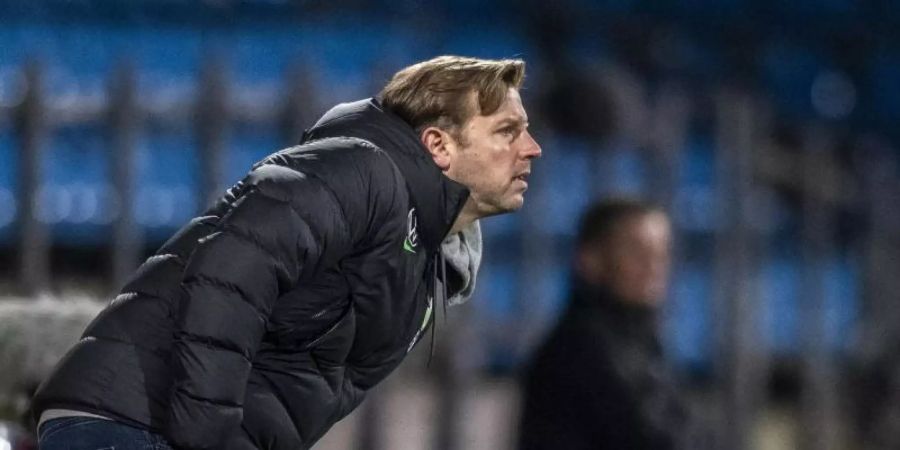 Wähnt sich bei Wolfsburg weiterhin fest im Sattel: Trainer Florian Kohfeldt. Foto: David Inderlied/dpa