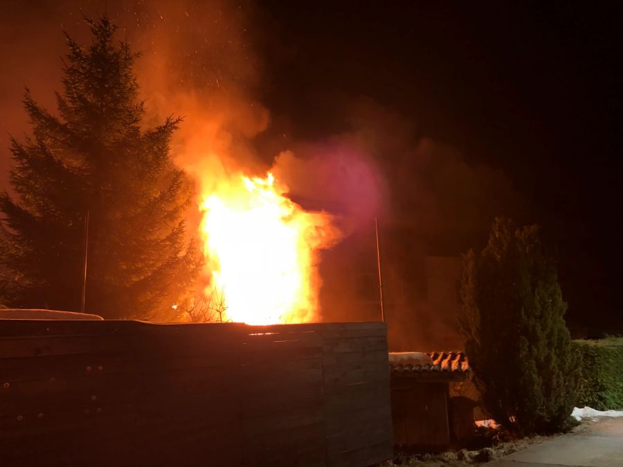 Das Wohnhaus ist am Sonntag in Brand geraten.