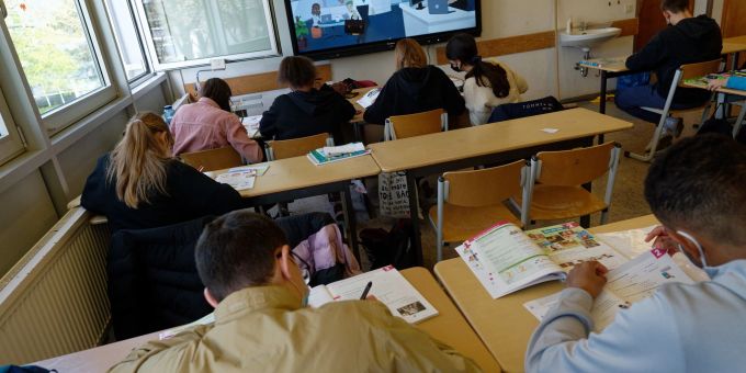 Der aus der Ukraine geflohne Schüler Konstantin (vorne links) arbeitet in der Deutsch Fördergruppe des Albertus-Magnus-Gymnasiums. Der aus der Ukraine geflohne Schüler Konstantin (vorne links) arbeitet in der Deutsch Fördergruppe des Albertus-Magnus-Gymnasiums.