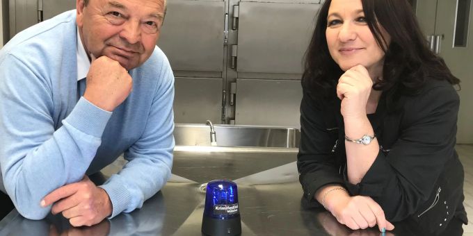 Die Leiterin des Krimifestivals München, Sabine Thomas, und der frühere Mordermittler Josef Wilfling im Gespräch. Die Leiterin des Krimifestivals München, Sabine Thomas, und der frühere Mordermittler Josef Wilfling im Gespräch.