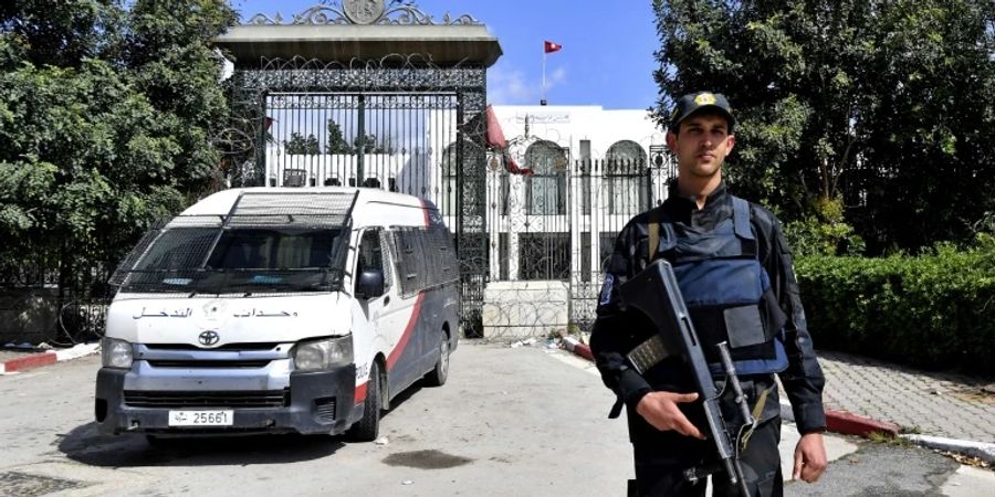 Ein tunesischer Polizist vor dem Parlament in Tunis