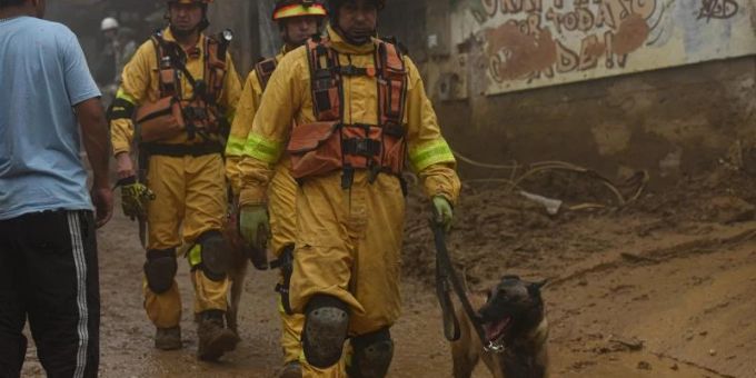 Feuerwehrleute, der Zivilschutz und die Bevölkerung suchen in Petropolis, der Bergregion von Rio de Janeiro, nach Opfern. Foto: Carlos Santtos/TheNEWS2 via ZUMA Press Wire/dpa Feuerwehrleute, der Zivilschutz und die Bevölkerung suchen in Petropolis, der Bergregion von Rio de Janeiro, nach Opfern. Foto: Carlos Santtos/TheNEWS2 via ZUMA Press Wire/dpa