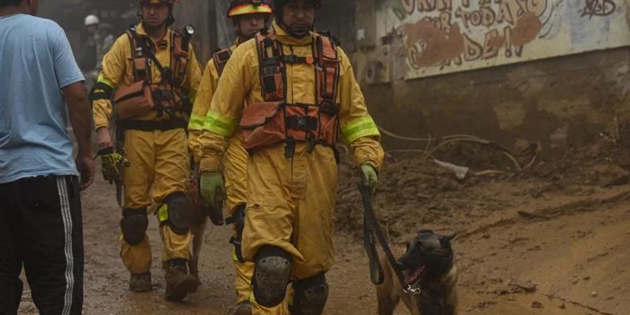 Feuerwehrleute, der Zivilschutz und die Bevölkerung suchen in Petropolis, der Bergregion von Rio de Janeiro, nach Opfern. Foto: Carlos Santtos/TheNEWS2 via ZUMA Press Wire/dpa