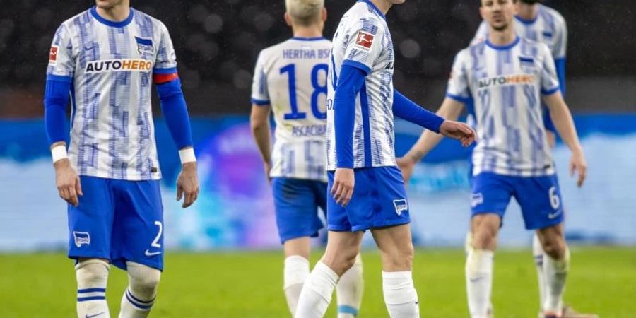 Die Spieler von Hertha BSC sind nach der Niederlage gegen Leipzig enttäuscht. Foto: Andreas Gora/dpa
