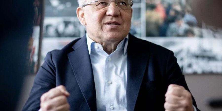 Der frühere Meistertrainer Felix Magath sieht auch mit 68 Jahren seine Karriere noch nicht als beendet an. Foto: Kay Nietfeld/dpa