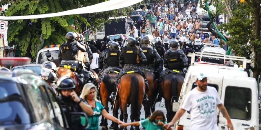 Betrittene Polizisten treiben Fans des Fussballclubs Palmeiras auseinander. Foto: Marcelo Chello/AP/dpa