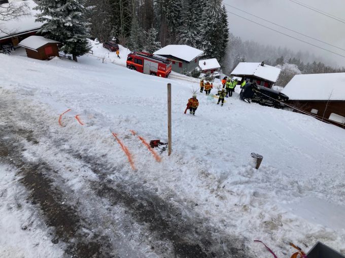 Die Feuerwehr bei der Sicherung des Unfallautos. Flumserberg SG Unfall