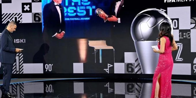 Dem FCB-Stürmer Robert Lewandowski (r. auf Bildschirm) wird 2020 die Weltfussballer-Trophäe überreicht. Foto: Valeriano Di Domenico/POOL FIFA/Getty/dpa Dem FCB-Stürmer Robert Lewandowski (r. auf Bildschirm) wird 2020 die Weltfussballer-Trophäe überreicht. Foto: Valeriano Di Domenico/POOL FIFA/Getty/dpa