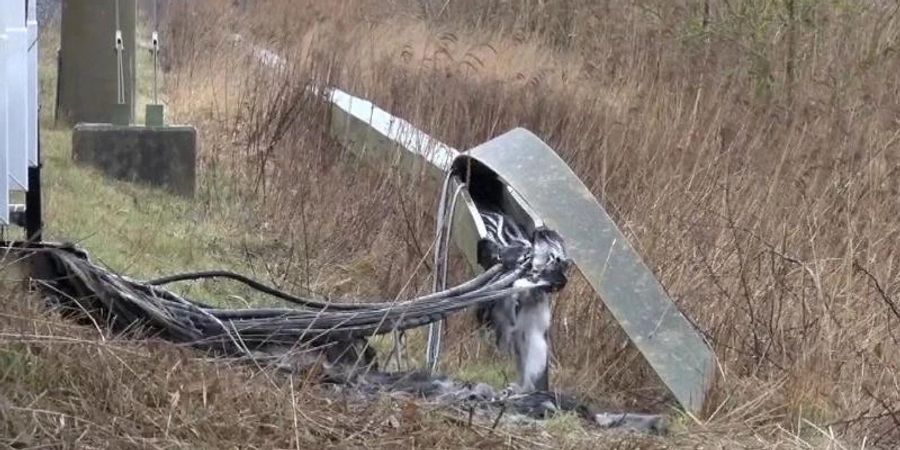 In einem Kabelschacht zwischen Friesack und Paulinenaue in Brandenburg war ein Brand ausgebrochen und hatte zahlreiche Kabel zerstört. Foto: Cevin Dettlaff/dpa-Zentralbild/dpa