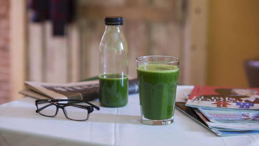 Glas Flasche Smoothie grün Brille Zeitung