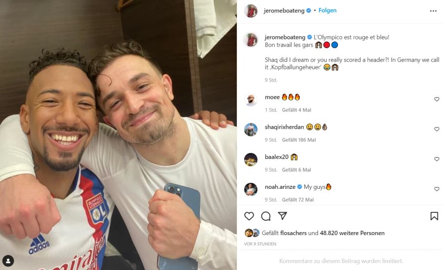 Jérôme Boateng lacht nach dem Spiel mit Xherdan Shaqiri.