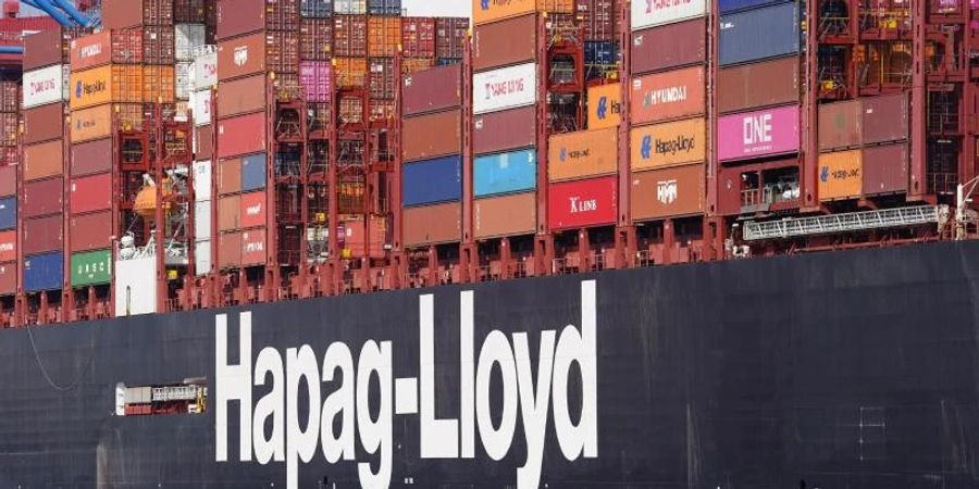 Ein Containerschiff der Hapag-Lloyd im Hamburger Hafen. Foto: Marcus Brandt/dpa