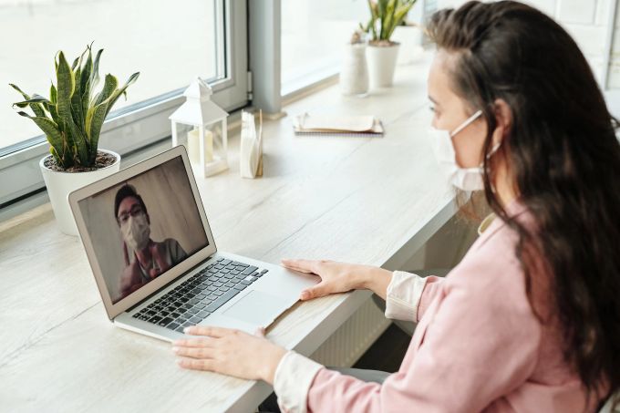 Ein Date über Video-Anruf könnte wegen des Coronavirus schon bald zur Norm werden. Coronavirus