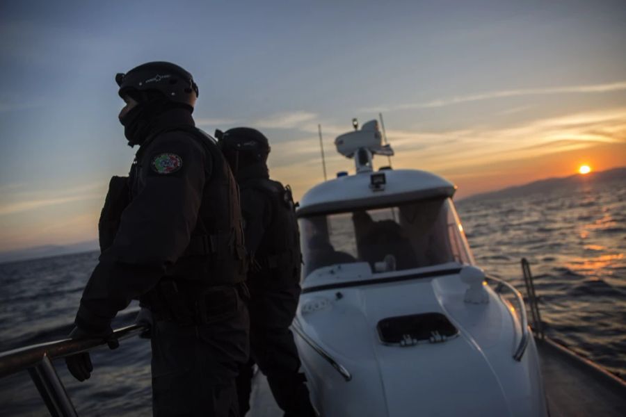 Mitglieder der Europäischen Grenzschutzagentur Frontex aus Portugal patrouillieren bei Sonnenaufgang in der Nähe der nordöstlichen griechischen Insel Lesbos, am 8. Dezember 2015.