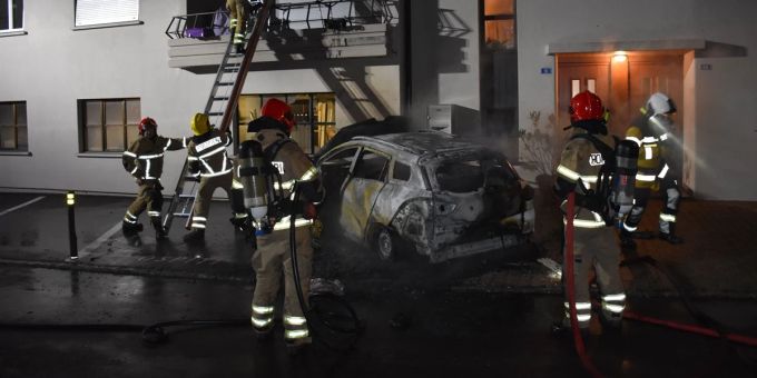 Brennender Personenwagen auf Parkplatz in Roveredo.