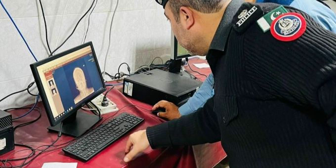 Der schwangeren Frau wurde ein Nagel in den Kopf gebohrt. Frau Nagel Pakistan Rönten