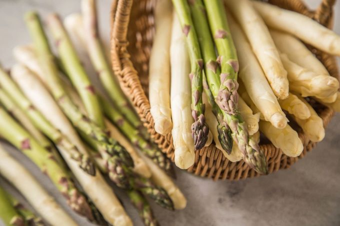 Durch die Vorfreude schmeckt das Edelgemüse gefühlt am Anfang der Spargelsaison am besten. Spargelbauer haben allerdings für die verschiedenen Abschnitte der Saison unterschiedliche Sorten. Spargel weiss grün Korb