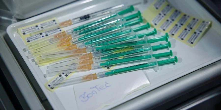 Corona-Impfspritzen in Calden