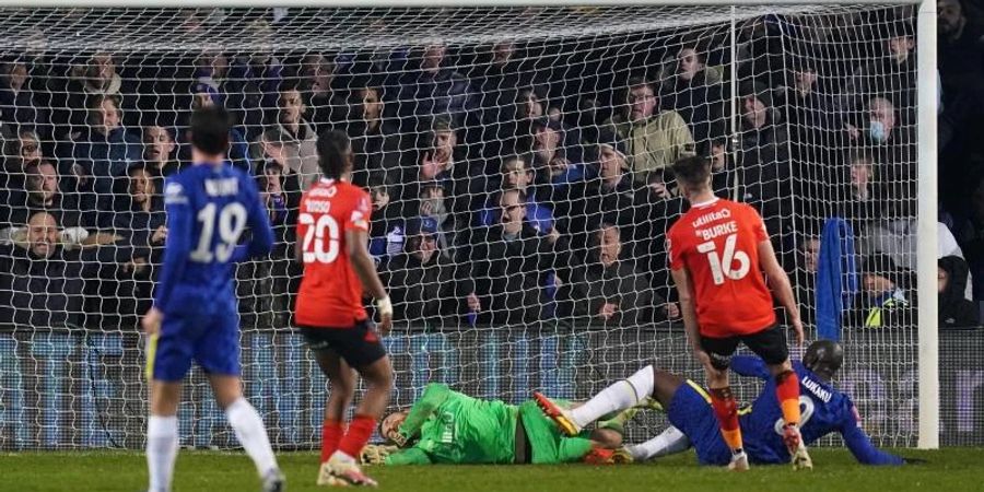 Romelu Lukaku (rechts am Boden) erzielt das Tor zum 3:2 für den FC Chelsea bei Luton Town. Foto: Nick Potts/PA Wire/dpa