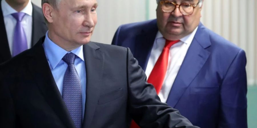 Putin und Oligarch Usmanow (r.) im Jahr 2017