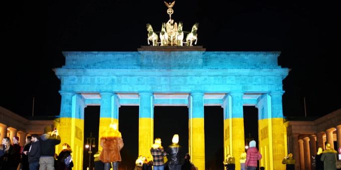 Das Brandenburger Tor leuchtet in Solidarität mit den Farben der ukrainischen Flagge am 23. Februar 2022. Ukraine Konflikt Berlin