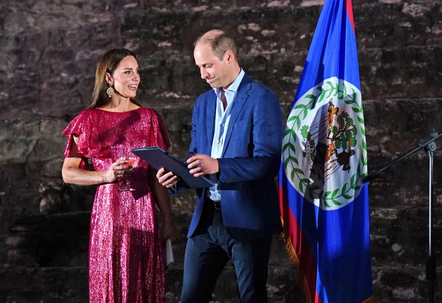 Herzogin Kate in einer Wow-Robe beim Besuch des Gouverneurs von Belize. Sie trug an diesem Abend ein Kleid von The Vampire’s Wife und Jimmy-Choo-Sandalen.