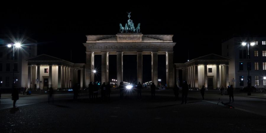 Das Brandenburger Tor liegt während der Earth Hour im Dunkeln.