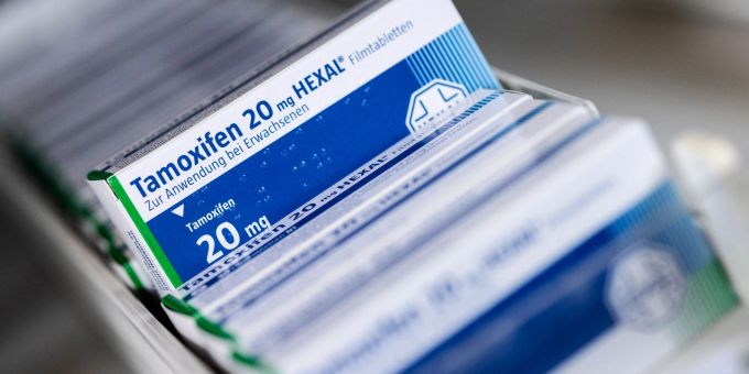Das Medikament Tamoxifen soll nach einer Erkrankung an Brustkrebs einen Rückfall verhindern. Die Tabletten werden bis zu zehn Jahre lang nach der Therapie eingenommen. Das Medikament Tamoxifen soll nach einer Erkrankung an Brustkrebs einen Rückfall verhindern. Die Tabletten werden bis zu zehn Jahre lang nach der Therapie eingenommen.