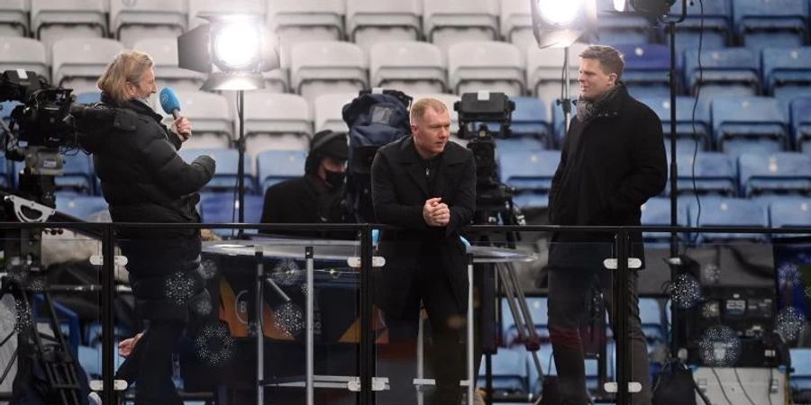 Robbie Savage (l-r), Paul Scholes und Jake Humphrey, Moderatoren vom Sender BT Sport, stehen vor Spielbeginn im Stadion. Foto: Michael Regan/PA Wire/dpa