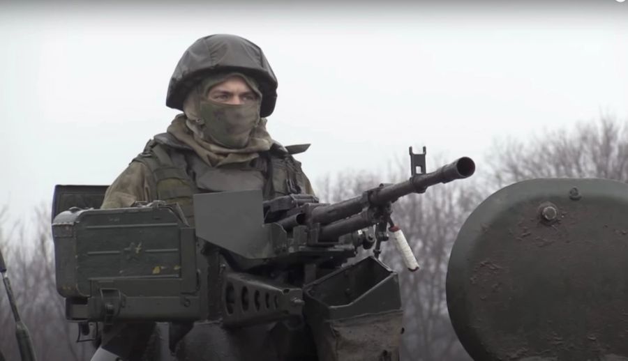 Ein russischer Soldat patrouilliert im Ukraine-Krieg an einem russischen Checkpoint in Luhansk. (Aufnahme vom 4. März 2022)