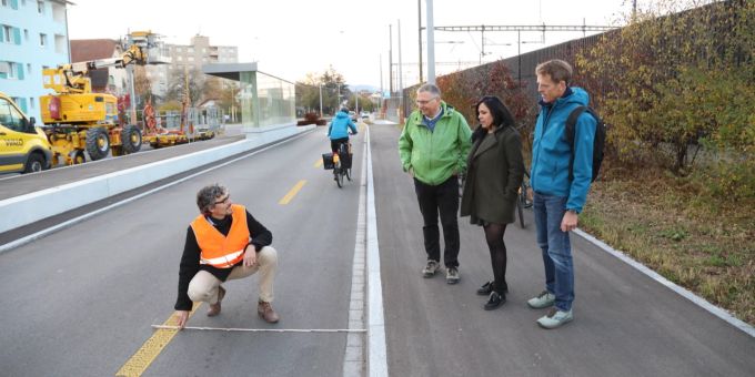 Die Grünen Dietikon testen die Breite des Velostreifens. Dietikon