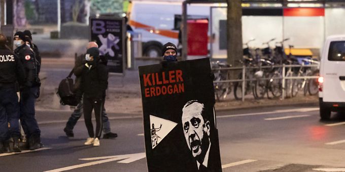 Auch bei Prozessbeginn am Dienstagmorgen zeigten Unterstützer der Beschuldigten ein Plakat mit dem Kopf von Erdogan - bis es die Polizei beschlagnahmte. Auch bei Prozessbeginn am Dienstagmorgen zeigten Unterstützer der Beschuldigten ein Plakat mit dem Kopf von Erdogan - bis es die Polizei beschlagnahmte.