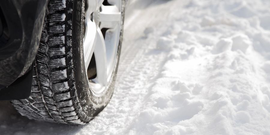 Auto im Schnee. (Symbolbild)