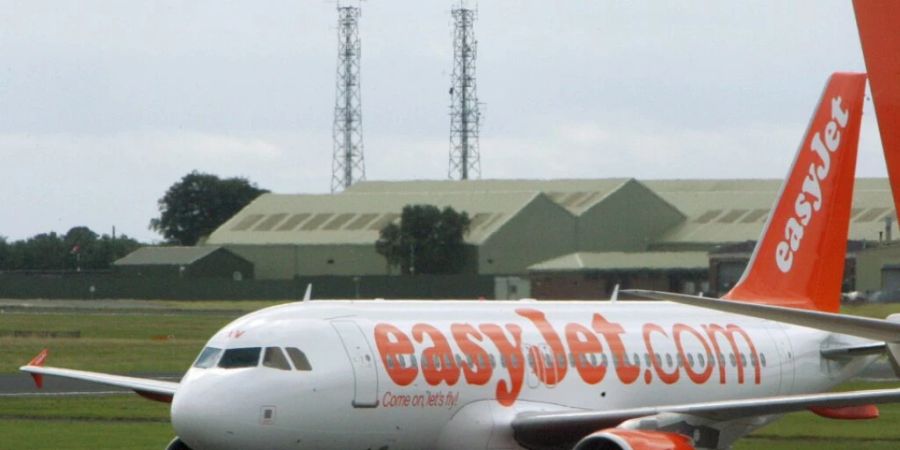 Britische Fluggesellschaften wie Easyjet oder British Airways müssen wegen einer Vielzahl an Corona-Erkrankungen beim Personal Flüge absagen.(Archivbild)